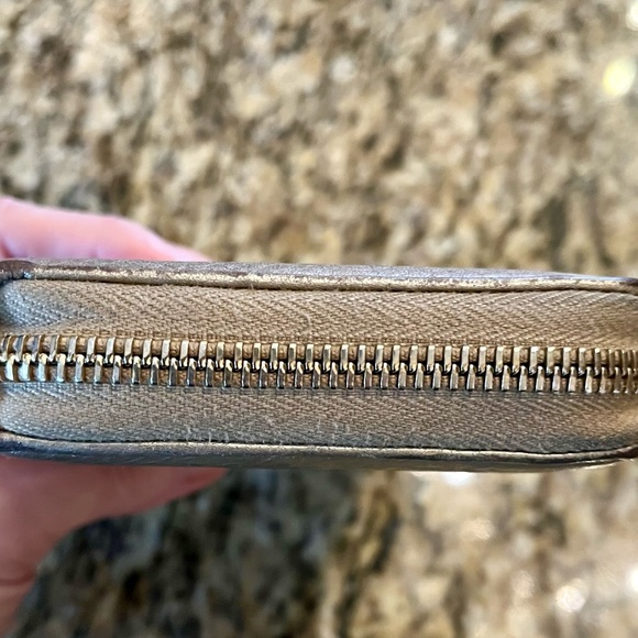 Gucci Metallic Gold Leather
Soho Zip Around Wallet - Picture 6 of 10